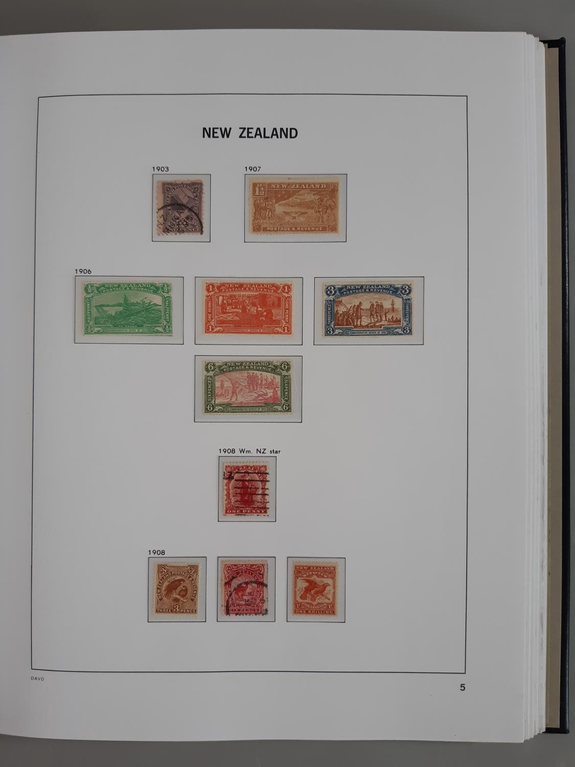 A superb UM, M and U collection of stamps from New Zealand in four hingeless Davo albums from M & - Image 6 of 19