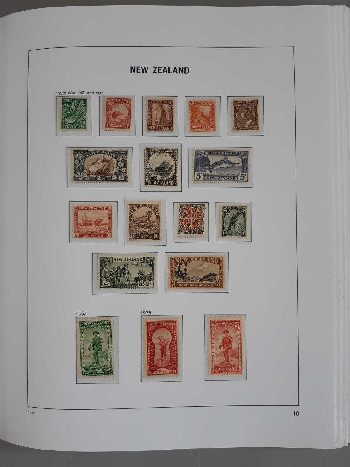 A superb UM, M and U collection of stamps from New Zealand in four hingeless Davo albums from M & - Image 9 of 19