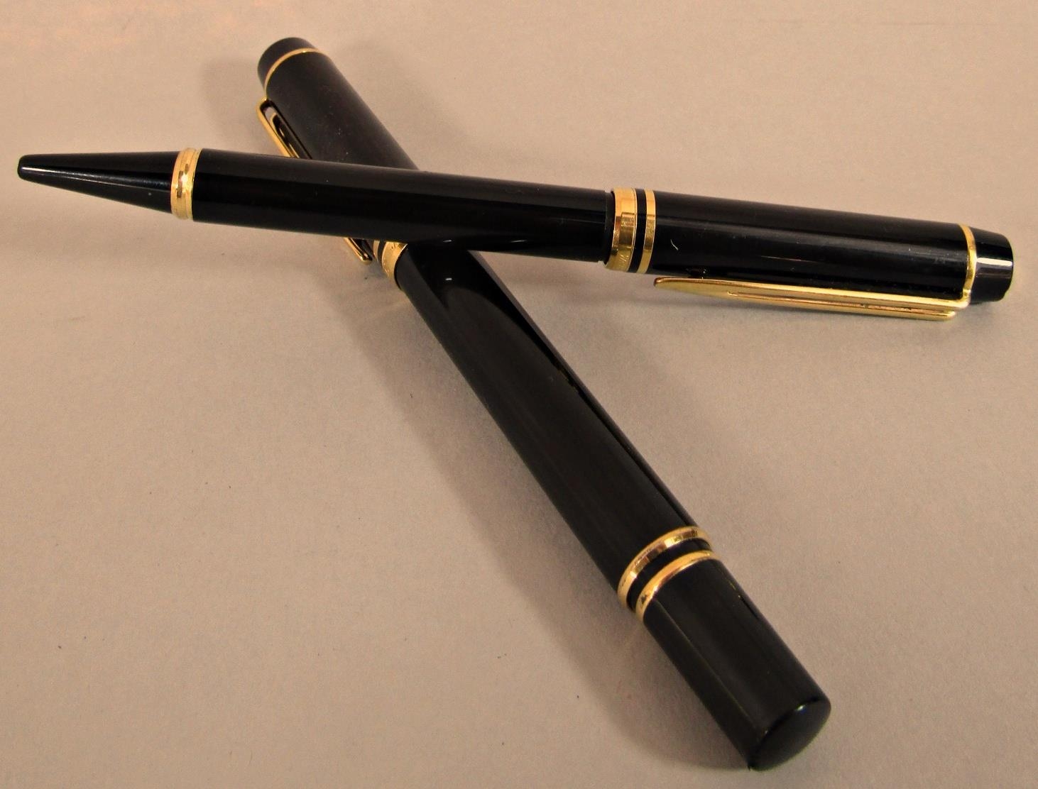 Watermans fountain pen in black and gold with 18ct nib and matching ball point pen