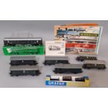 Small collection of HO gauge coaches by Marklin including 6 tin plate second class passenger