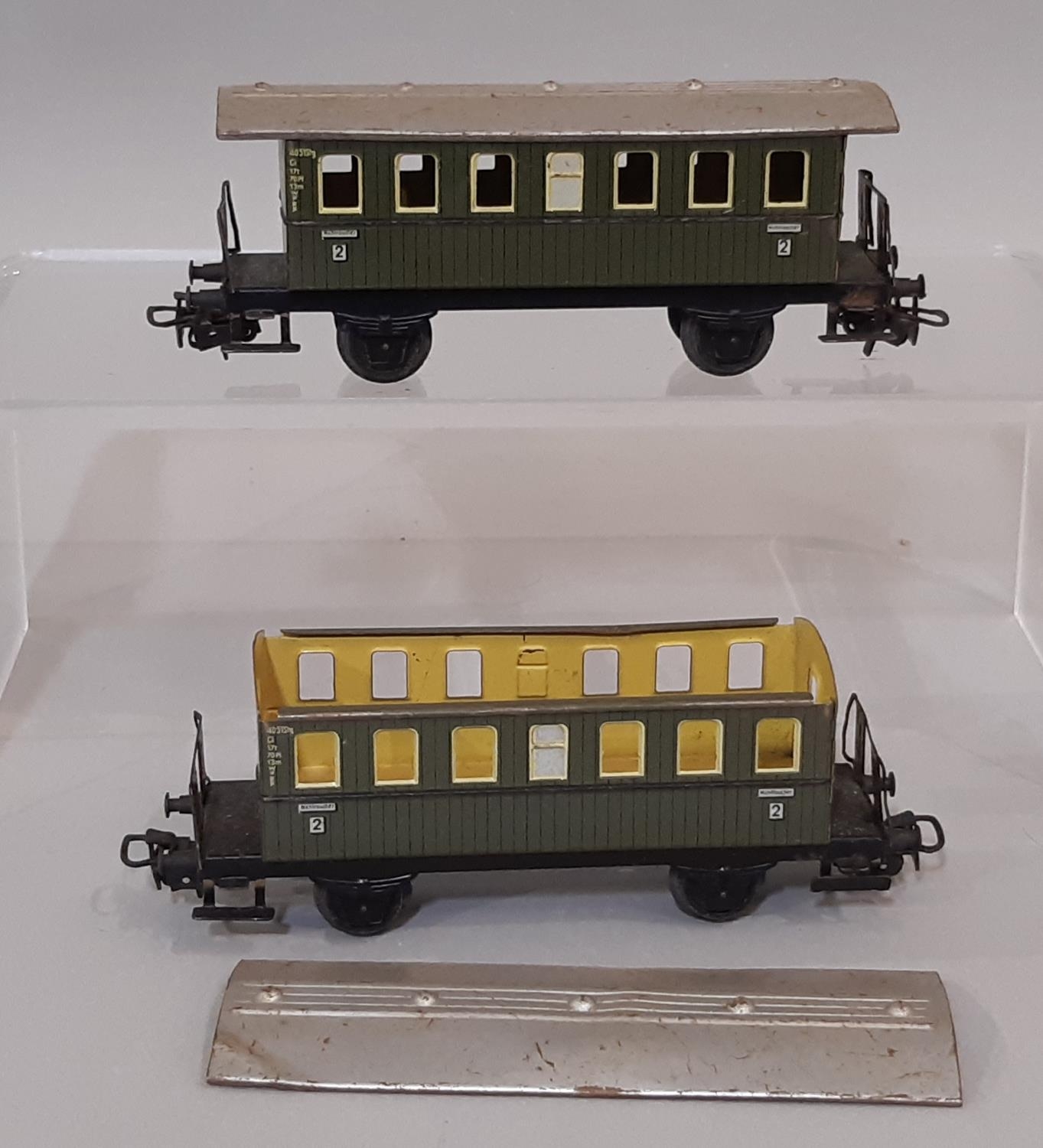 Small collection of HO gauge coaches by Marklin including 6 tin plate second class passenger - Image 2 of 3