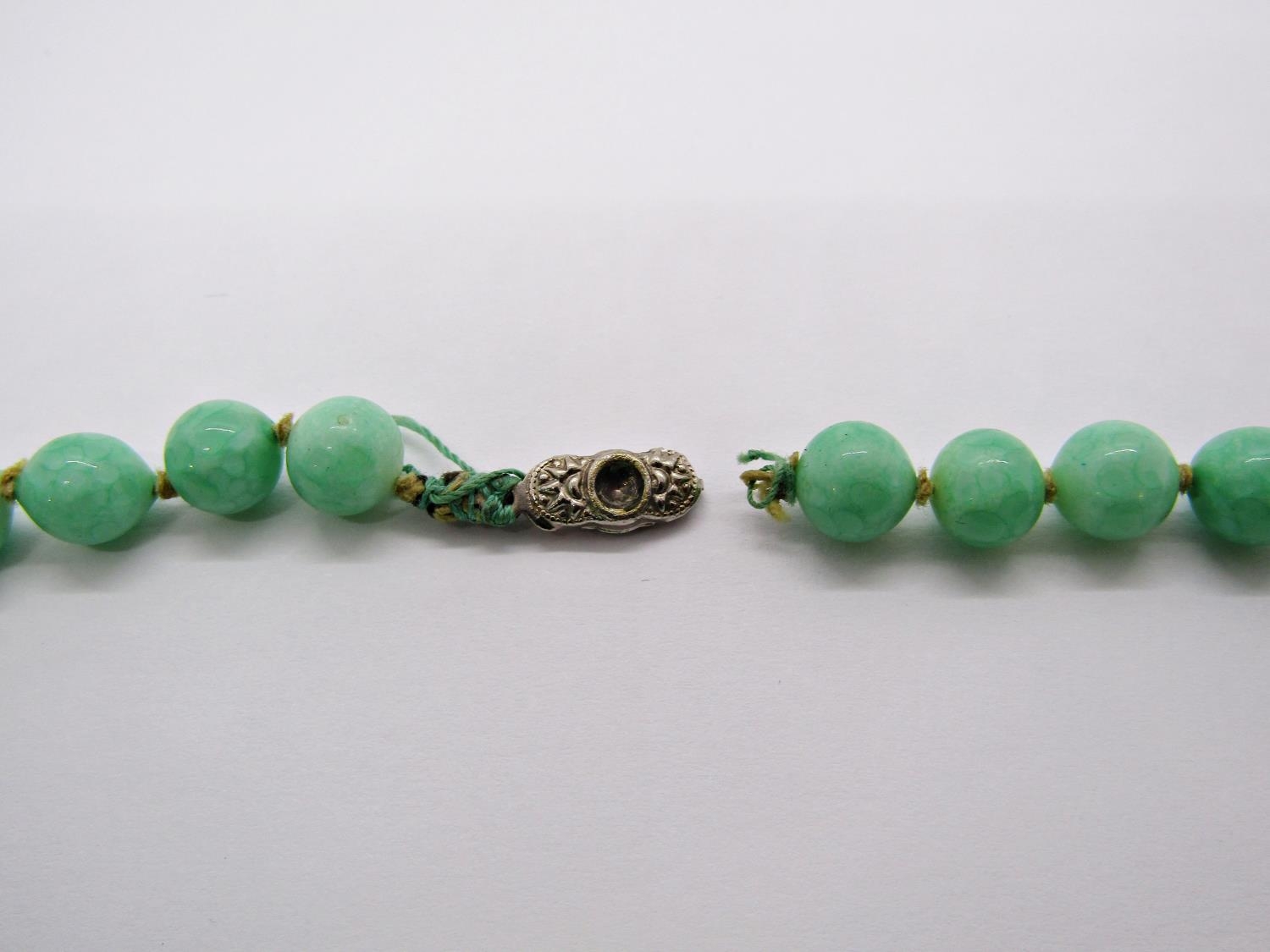 Jade coloured bead necklace (af) - Image 2 of 2