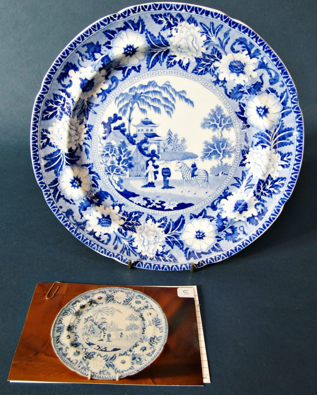 A 19th century blue and white transfer ware plate by Rogers showing a Giraffe and characters in a - Image 2 of 3