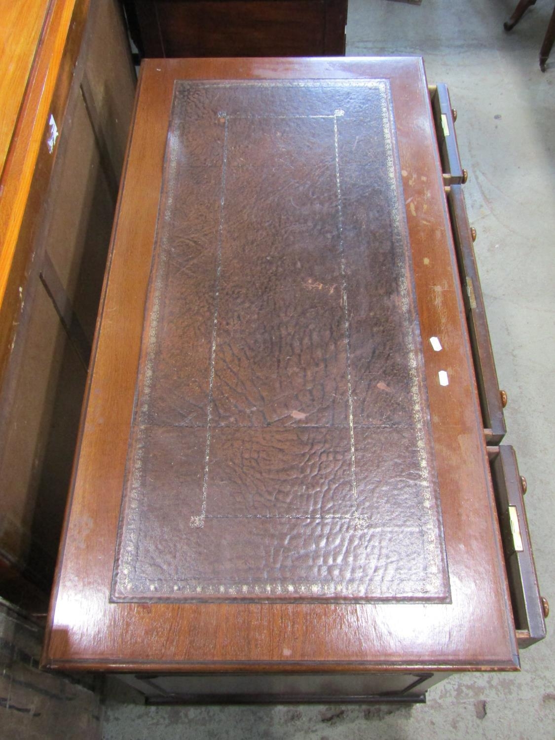 A reproduction mahogany kneehole twin pedestal writing desk, with inset leather panel top set over - Image 3 of 3