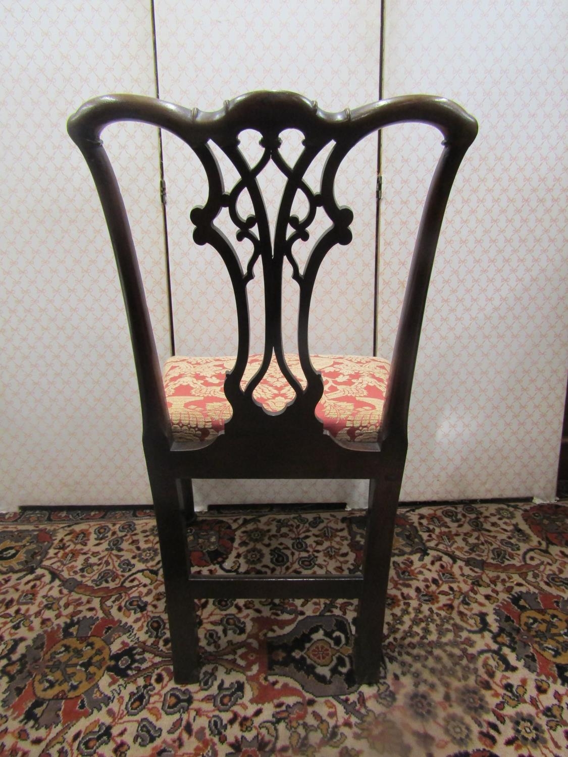 A Georgian mahogany side chair with yoke shaped cresting rail, carved and pierced splat, drop in - Image 2 of 3