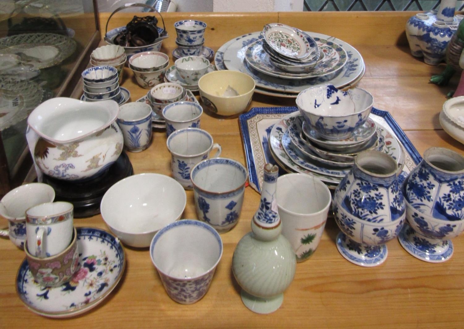 Large quantity of miscellaneous 18th/19th century Chinese tea bowls, plates, vases, etc (many af) ( - Image 2 of 2