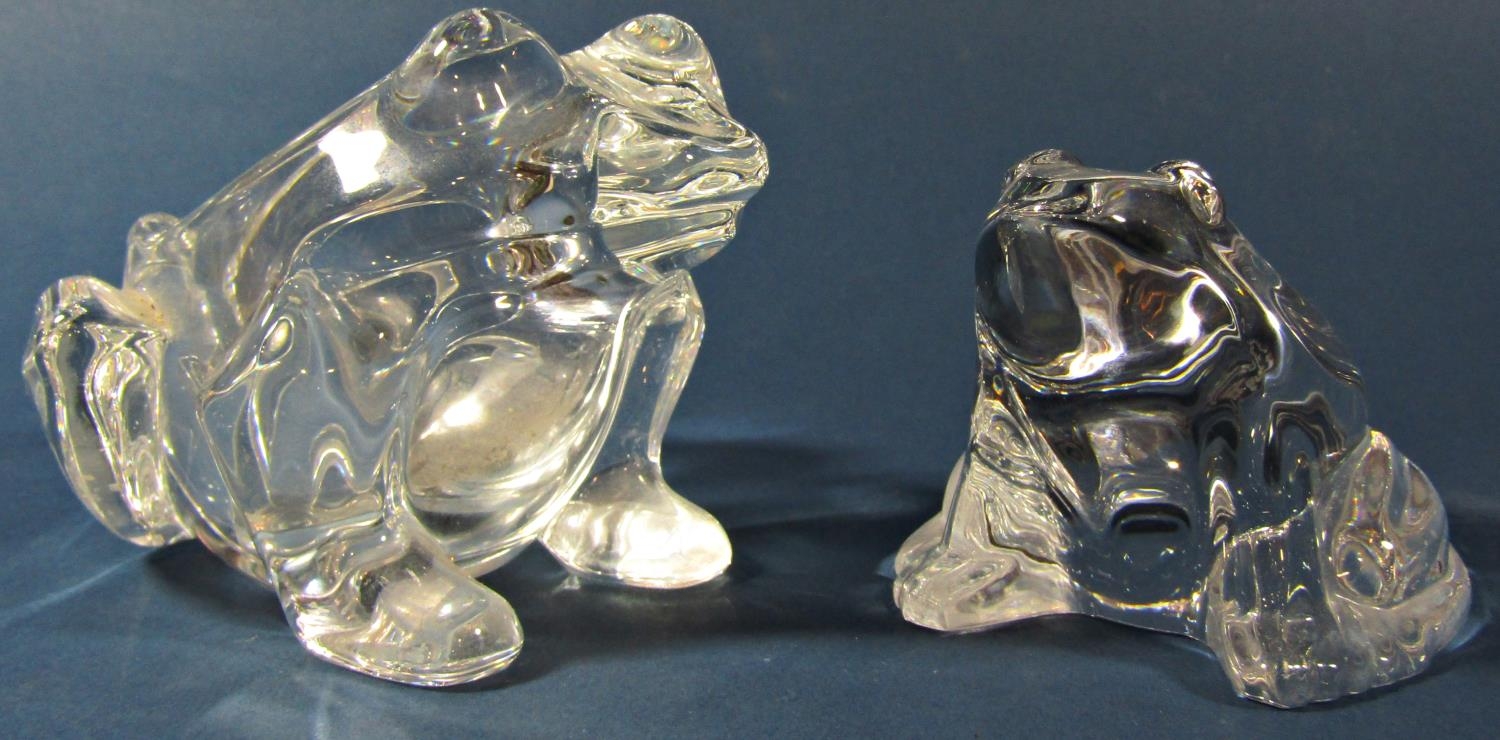 A small collection of five glass frogs, including a Murano Glass example, four other decorative - Image 2 of 3