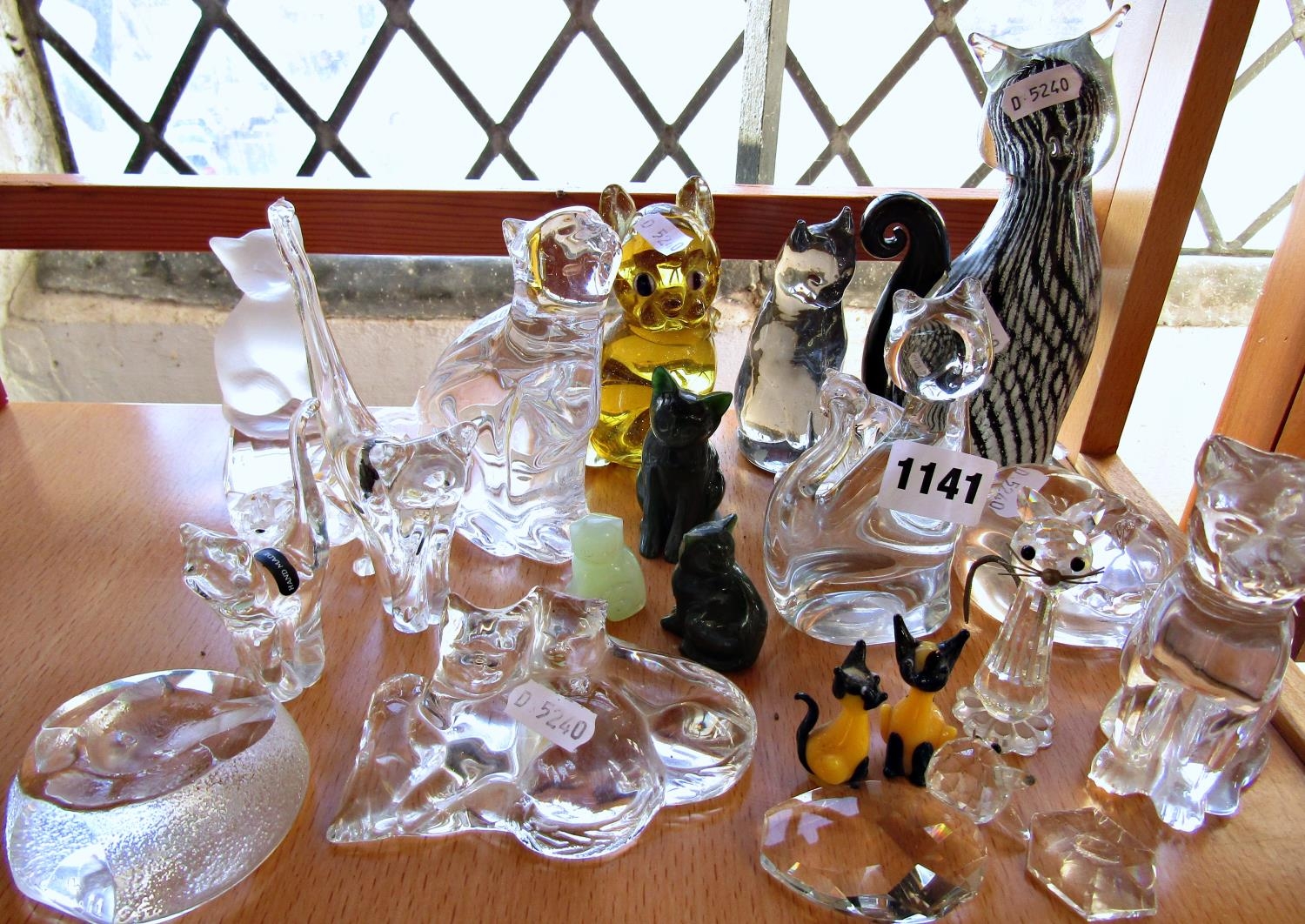 A collection of glass and crystal cats in various positions. - Image 3 of 3