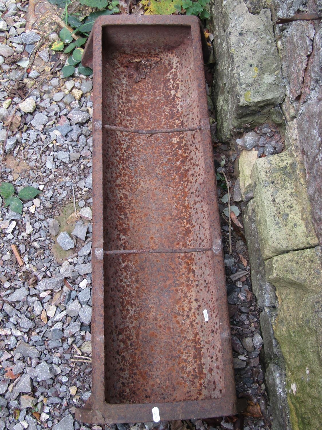 A vintage cast iron pig feeding trough of rectangular form with two simple rung divisions 96 cm long - Image 2 of 4