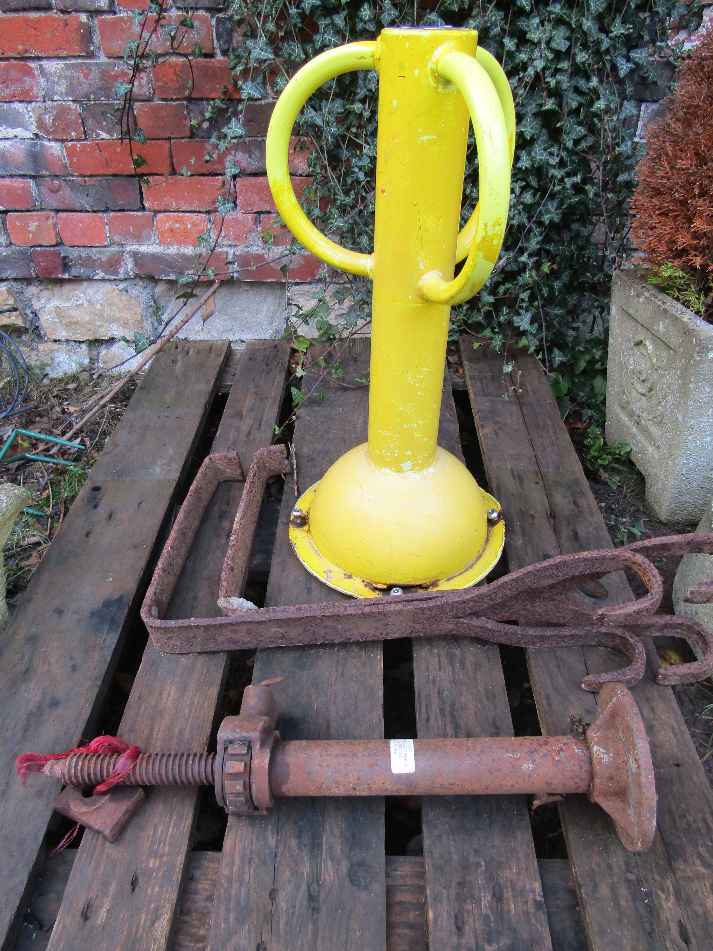 A vintage cast iron pig feeding trough of rectangular form with two simple rung divisions 96 cm long - Image 3 of 4