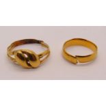 Antique 18ct coffee bean ring, 2.8g and a 22ct wedding ring, 2.2g (both cut)