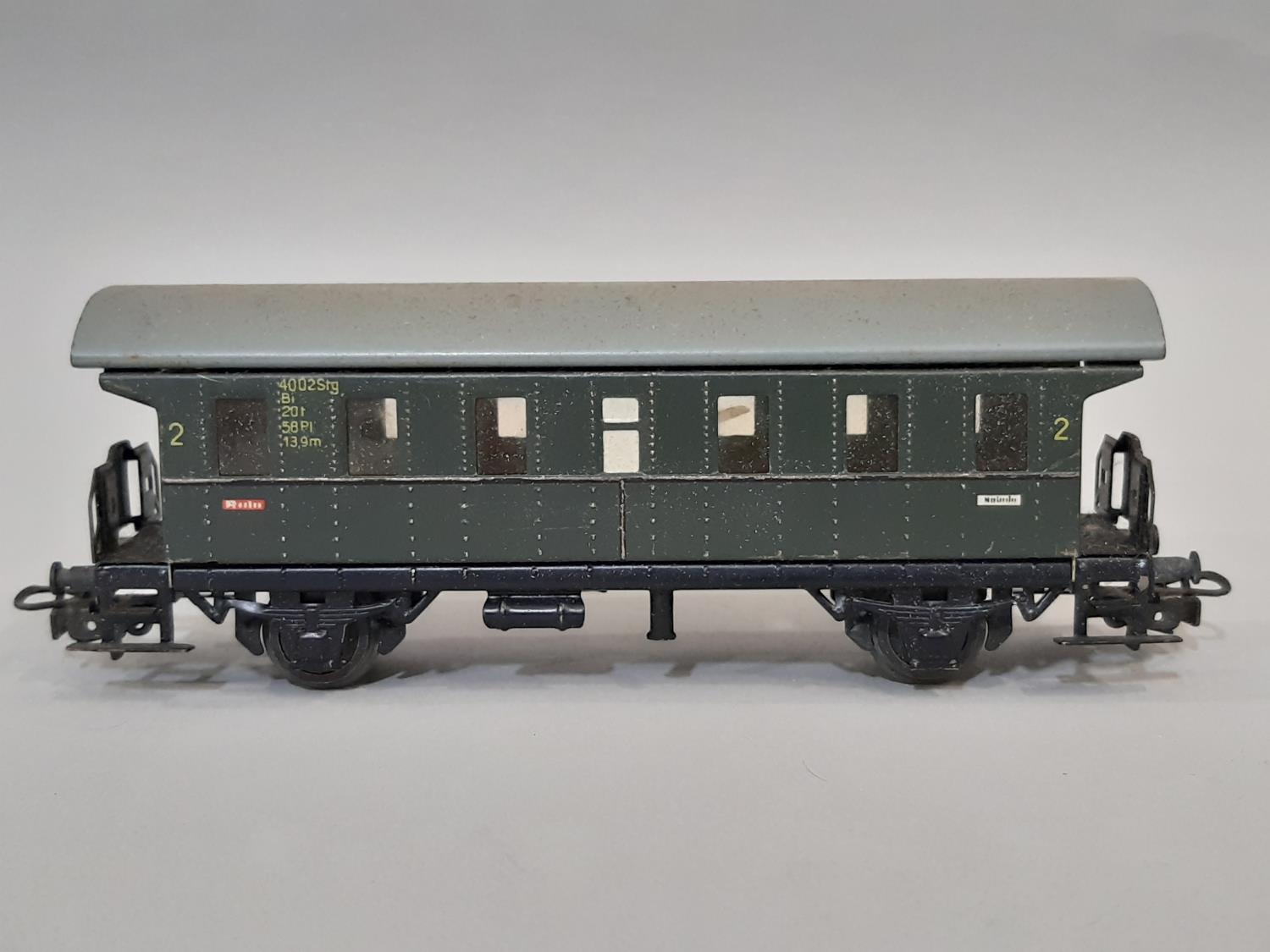 Small collection of HO gauge coaches by Marklin including 6 tin plate second class passenger - Image 3 of 3