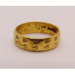 18ct wedding ring with engraved detail, size M/N, 5g