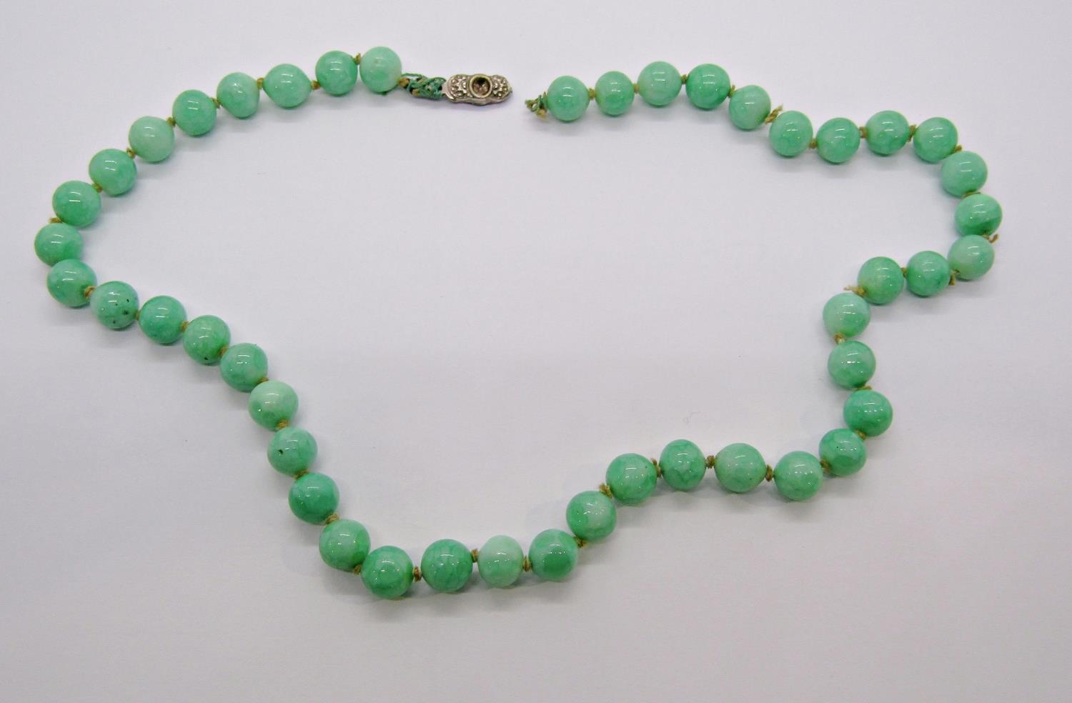 Jade coloured bead necklace (af)