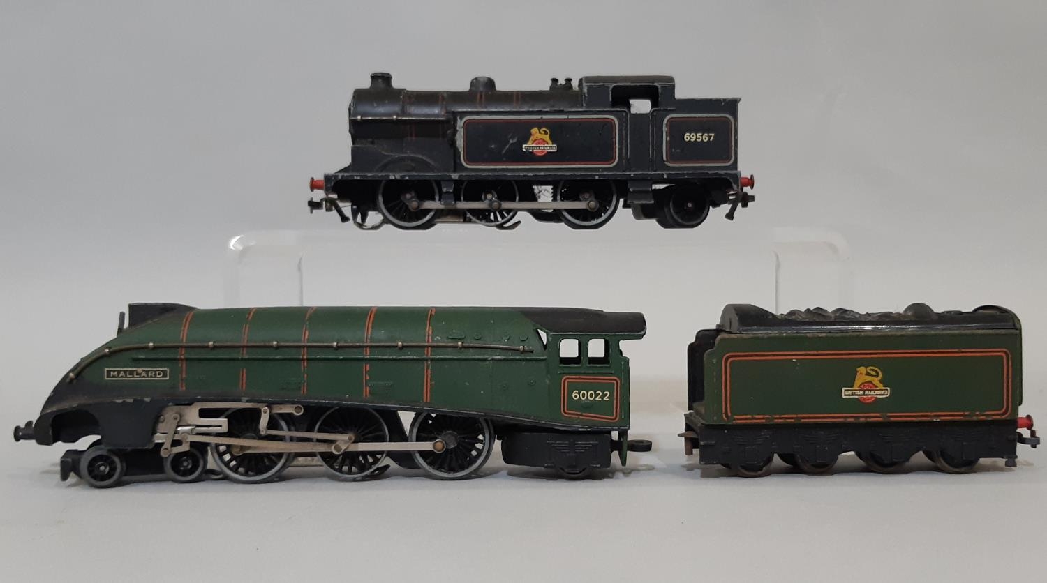 Collection of unboxed 00 gauge Hornby railway items including 4-6-2 'Mallard' locomotive with tender - Image 3 of 4