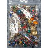 Quantity of paired earrings, 1kg approx. (a lot)