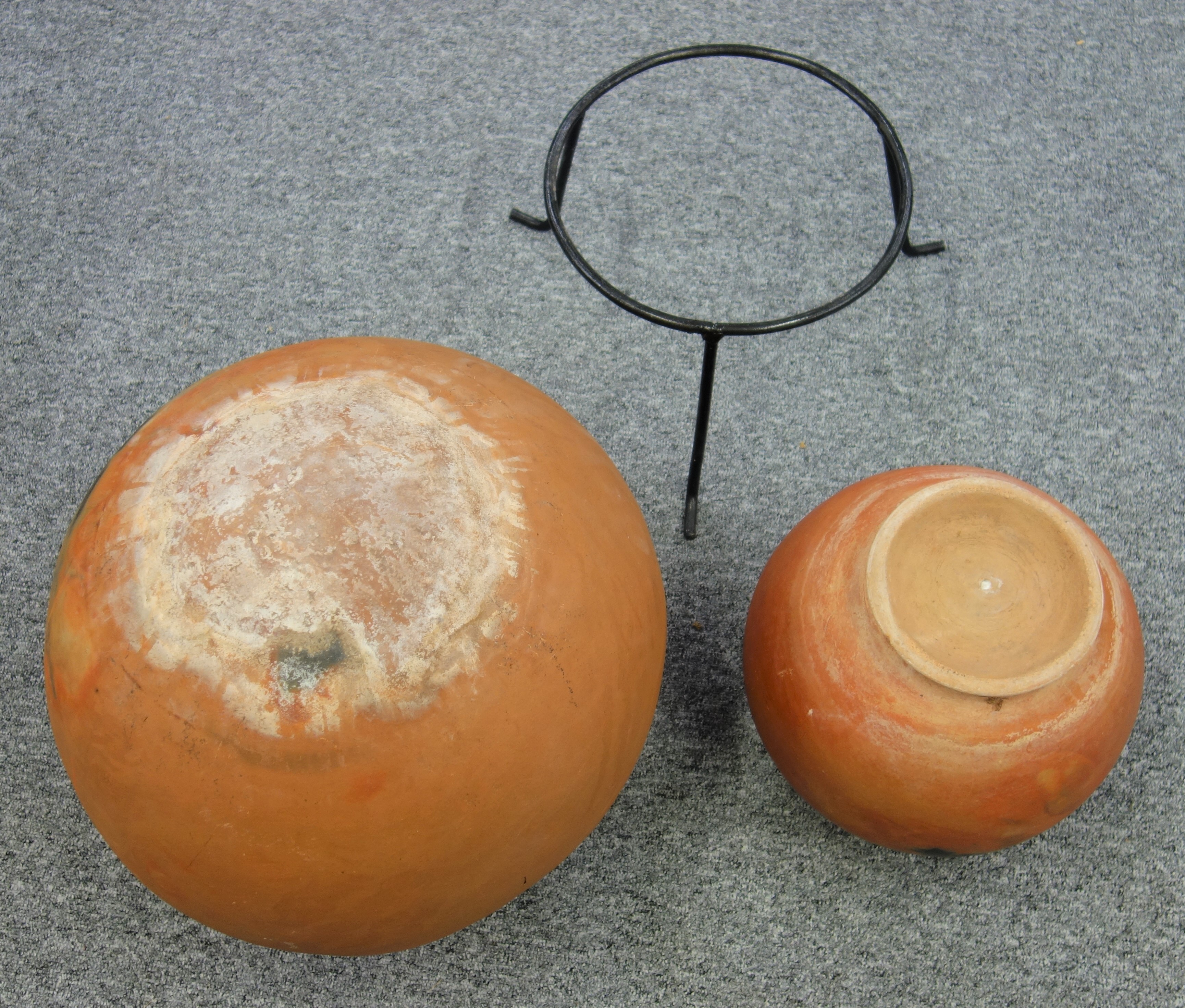 African sphericle terracotta pot with a flared rim, Dia. 47 cm on metal stand and a similar - Bild 2 aus 4