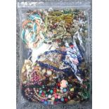 Large quantity of necklaces and other costume jewellery, 2.9 kg approx. (a lot)