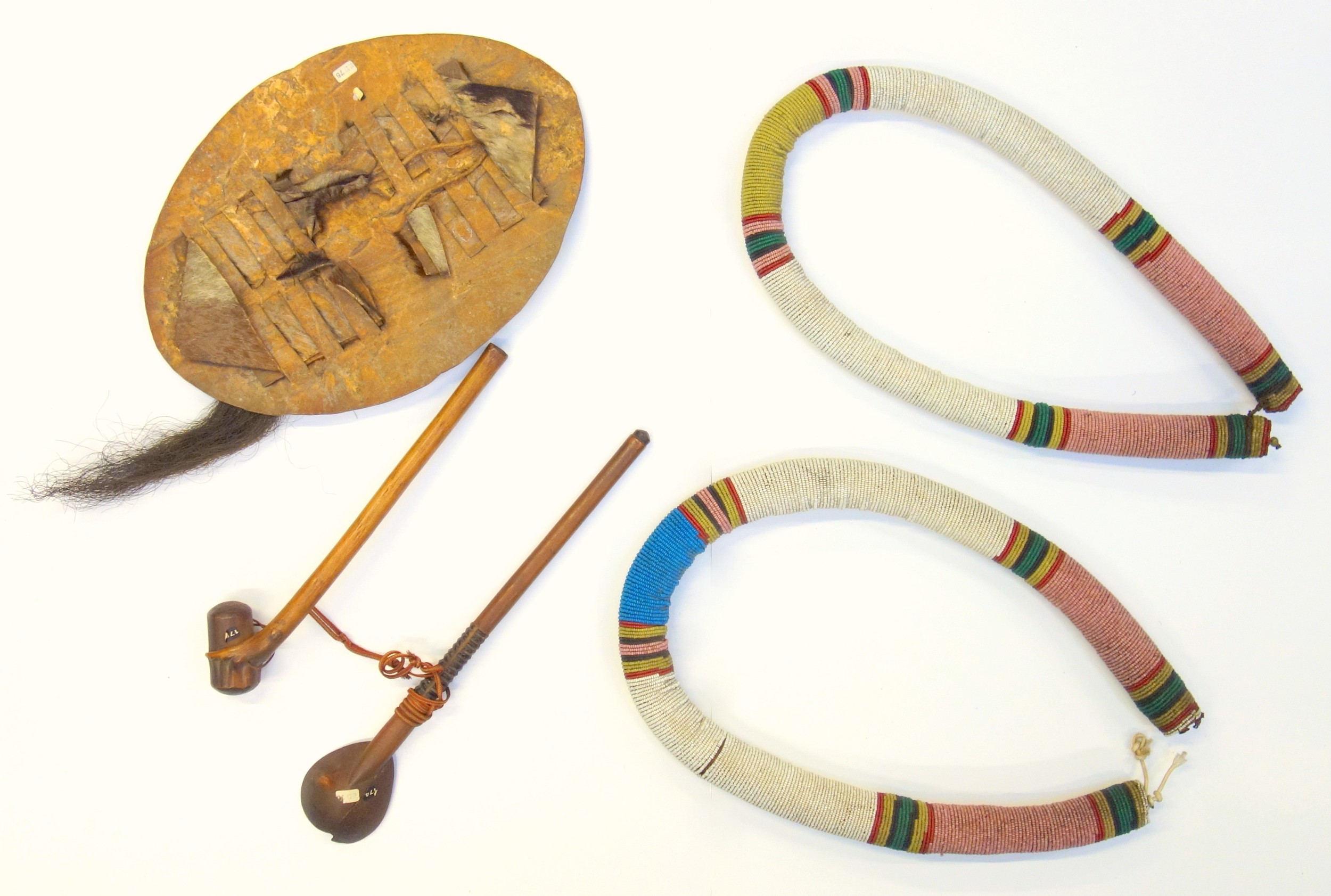 Zulu Interest -Two 19th/20th century colourful beadwork necklaces, a small 'igabelomunye' dancing - Bild 2 aus 2