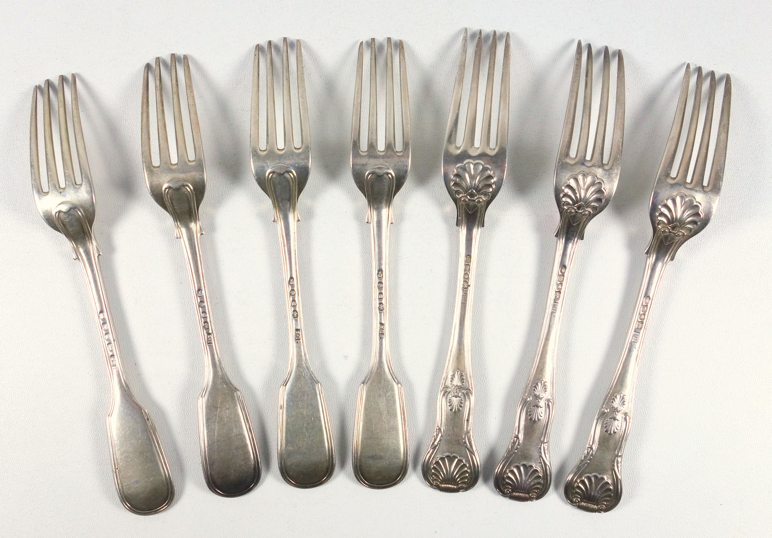 Three William IV silver table forks, with a shell handle and monogram, London 1834, and 4 - Bild 2 aus 2