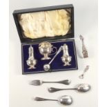 George V silver 3 piece cruet with 2 casters, the salt and mustard pot a/f and loaded, gross 94