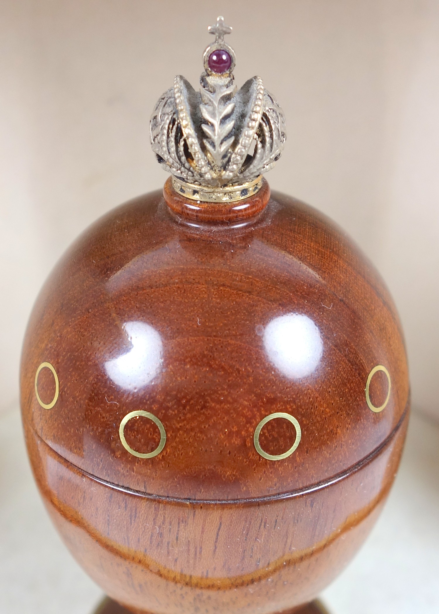 Theo Faberge, (1922-2007) small areas darned within the border, Eternity Egg, in turned bubinga wood - Bild 4 aus 12