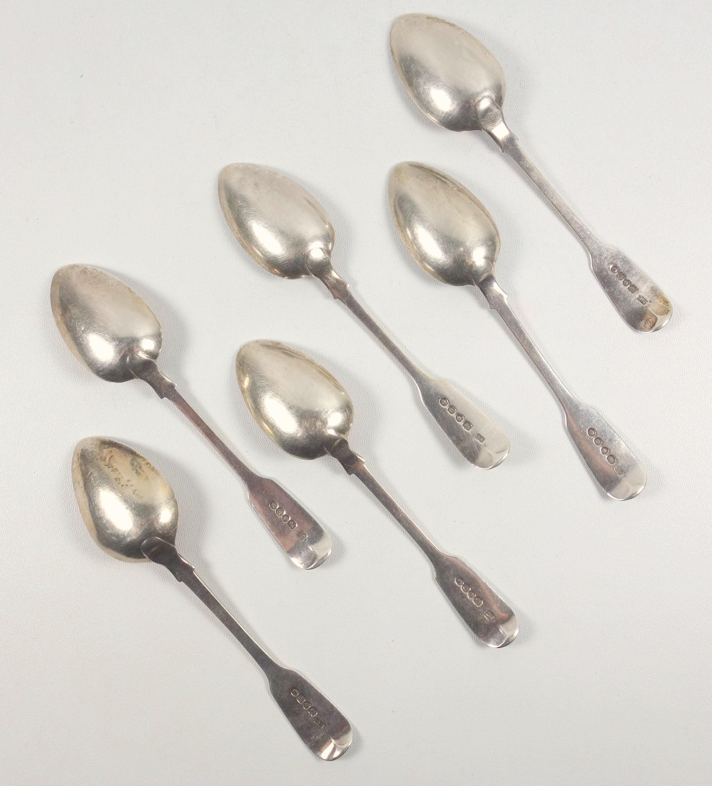 Matched set of 6 Victorian silver Fiddle pattern dessert spoons , 3 various makers, London 1838 - Bild 2 aus 2