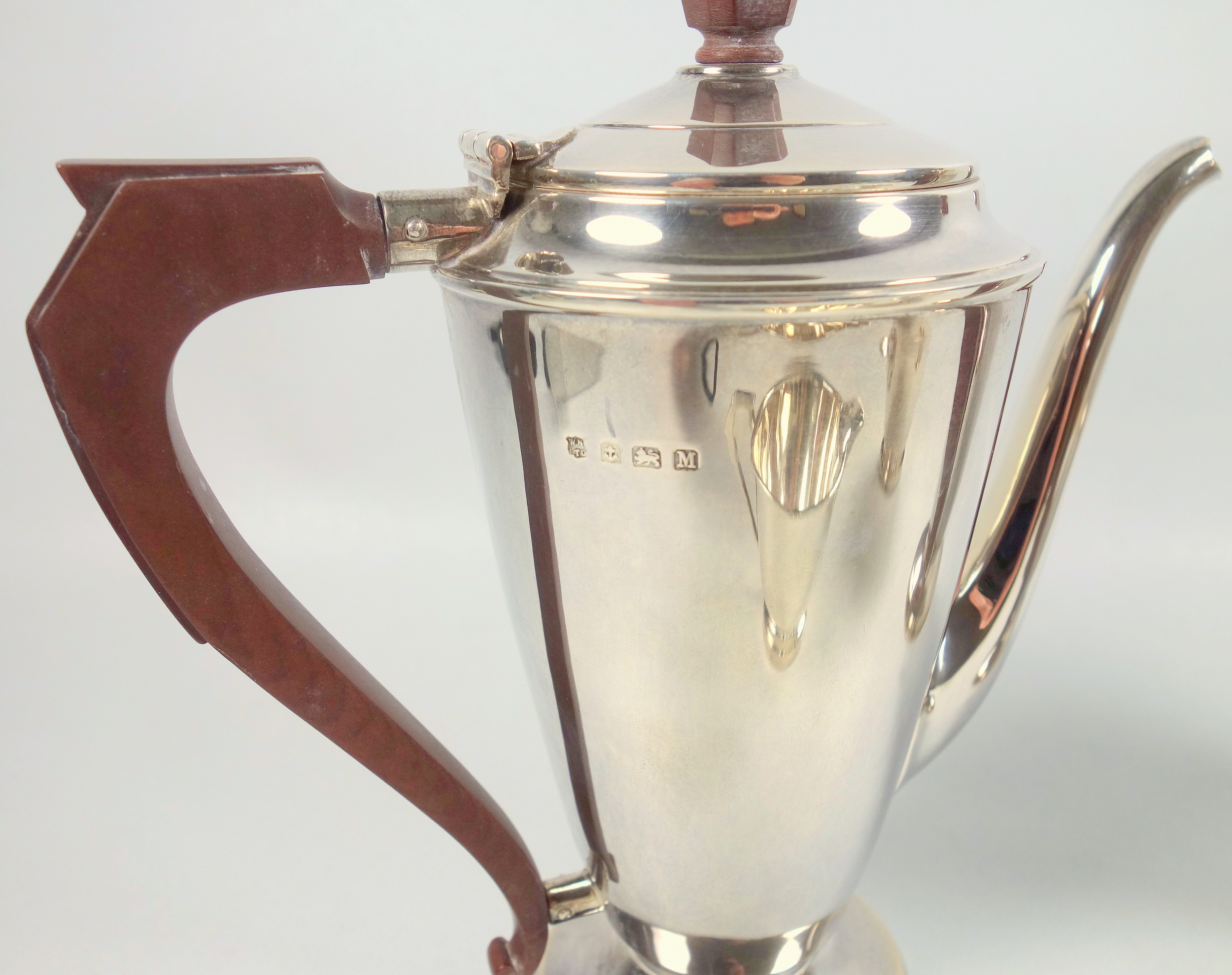 Art Deco silver 4 piece coffee set comprising a coffee pot, hot milk jug, sugar basin and cream jug, - Bild 2 aus 5