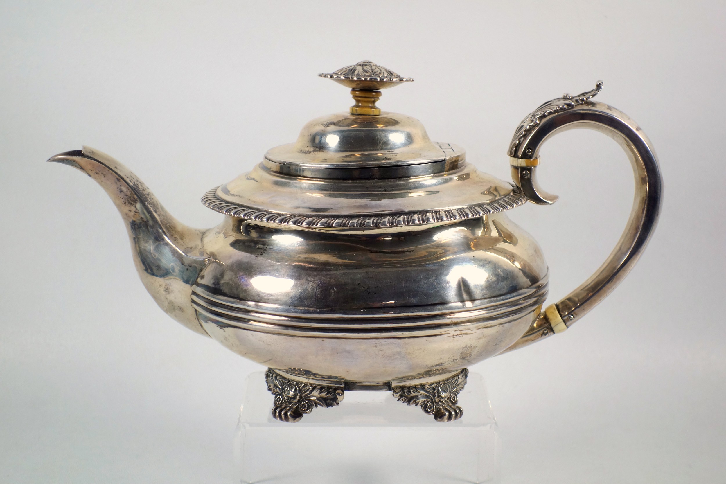 George IV silver teapot of compressed circular form, with a gadrooned rim and gauntlet crest, - Bild 3 aus 4