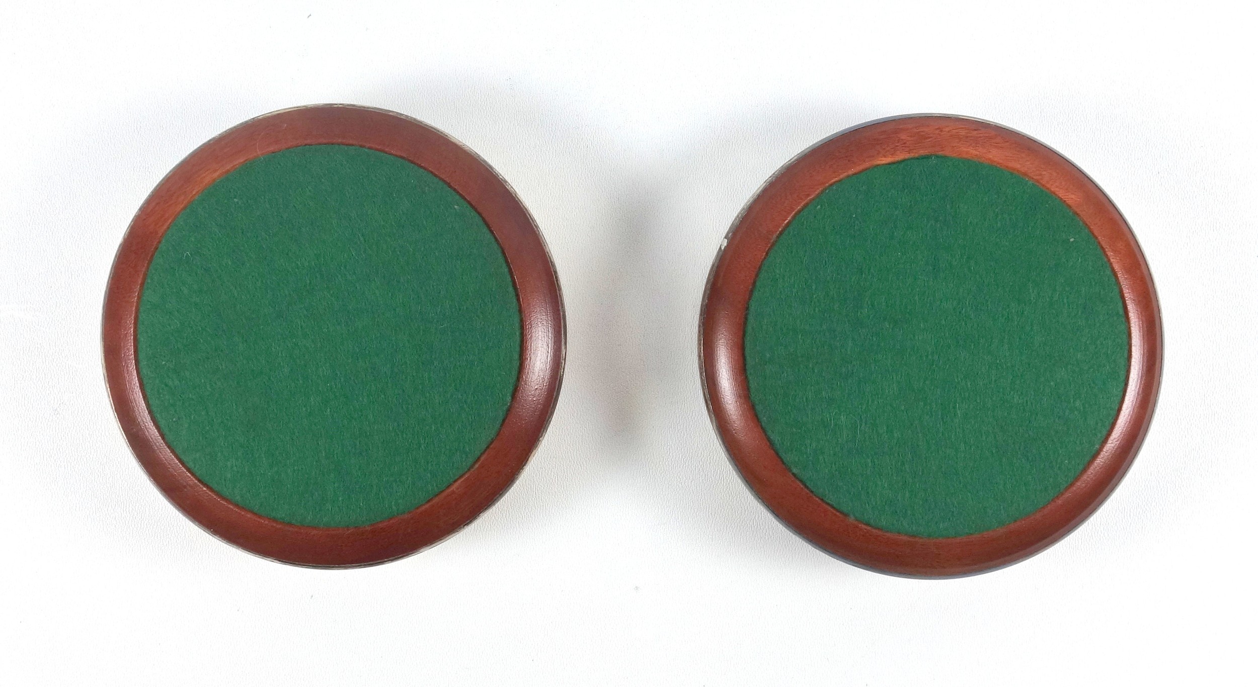 Pair of silver circular coasters, each with a turned mahogany base, by J Bull Ltd, London 2009, D - Bild 3 aus 3