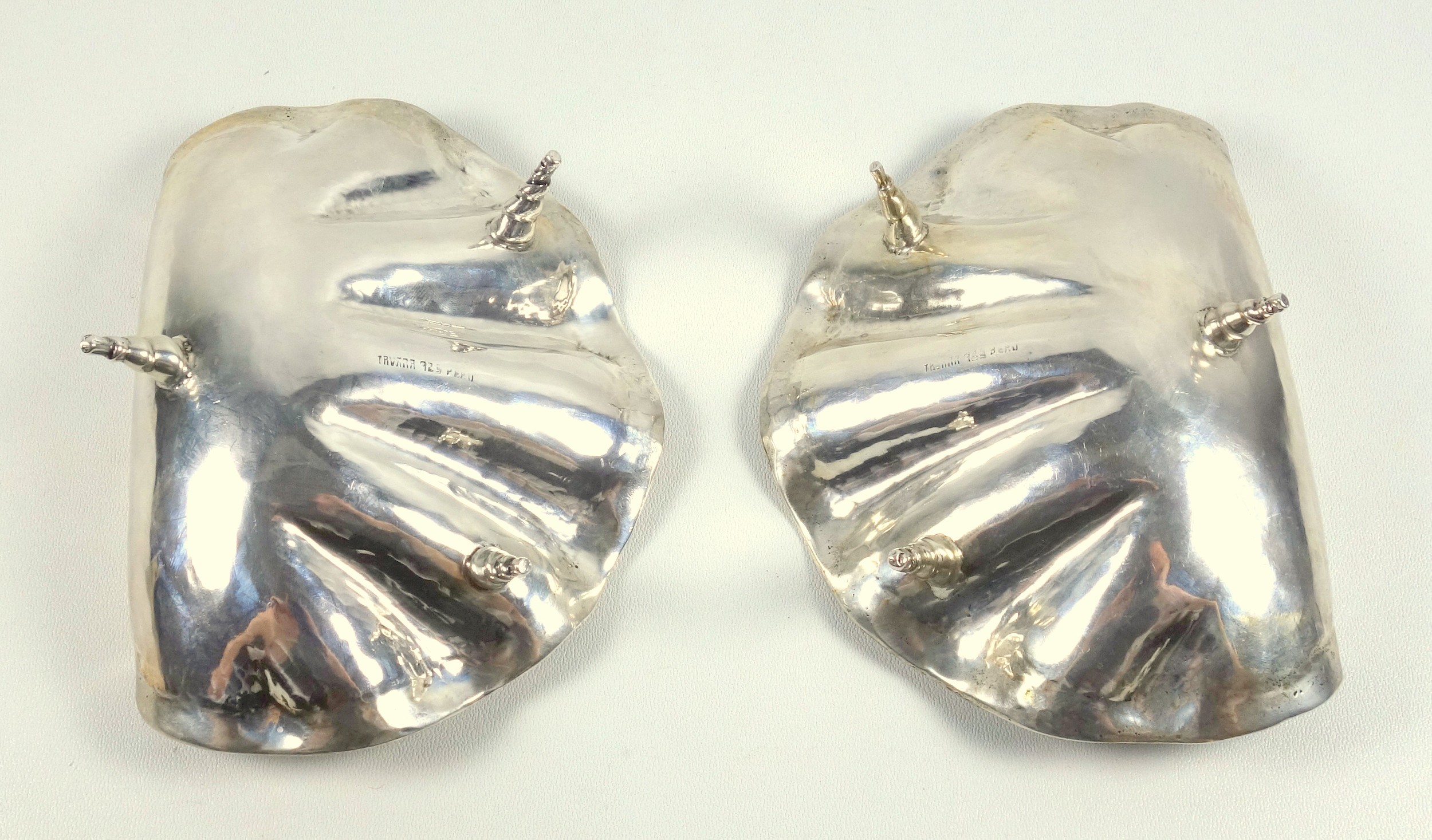 Pair of Peruvian white metal shell shaped dishes, each on 3 tapering shell legs, by J Tavara, - Bild 3 aus 3
