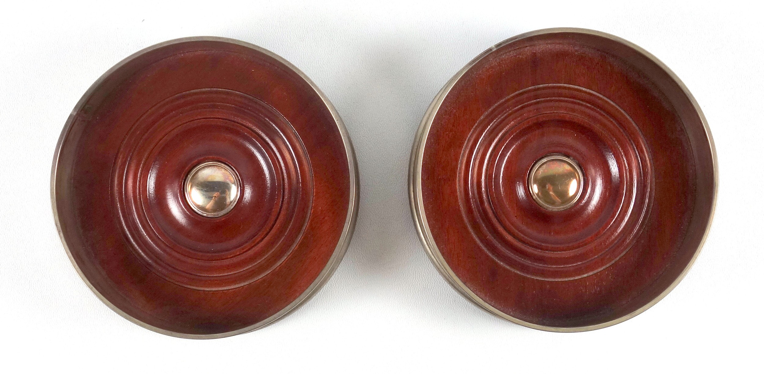 Pair of silver circular coasters, each with a turned mahogany base, by J Bull Ltd, London 2009, D - Bild 2 aus 3