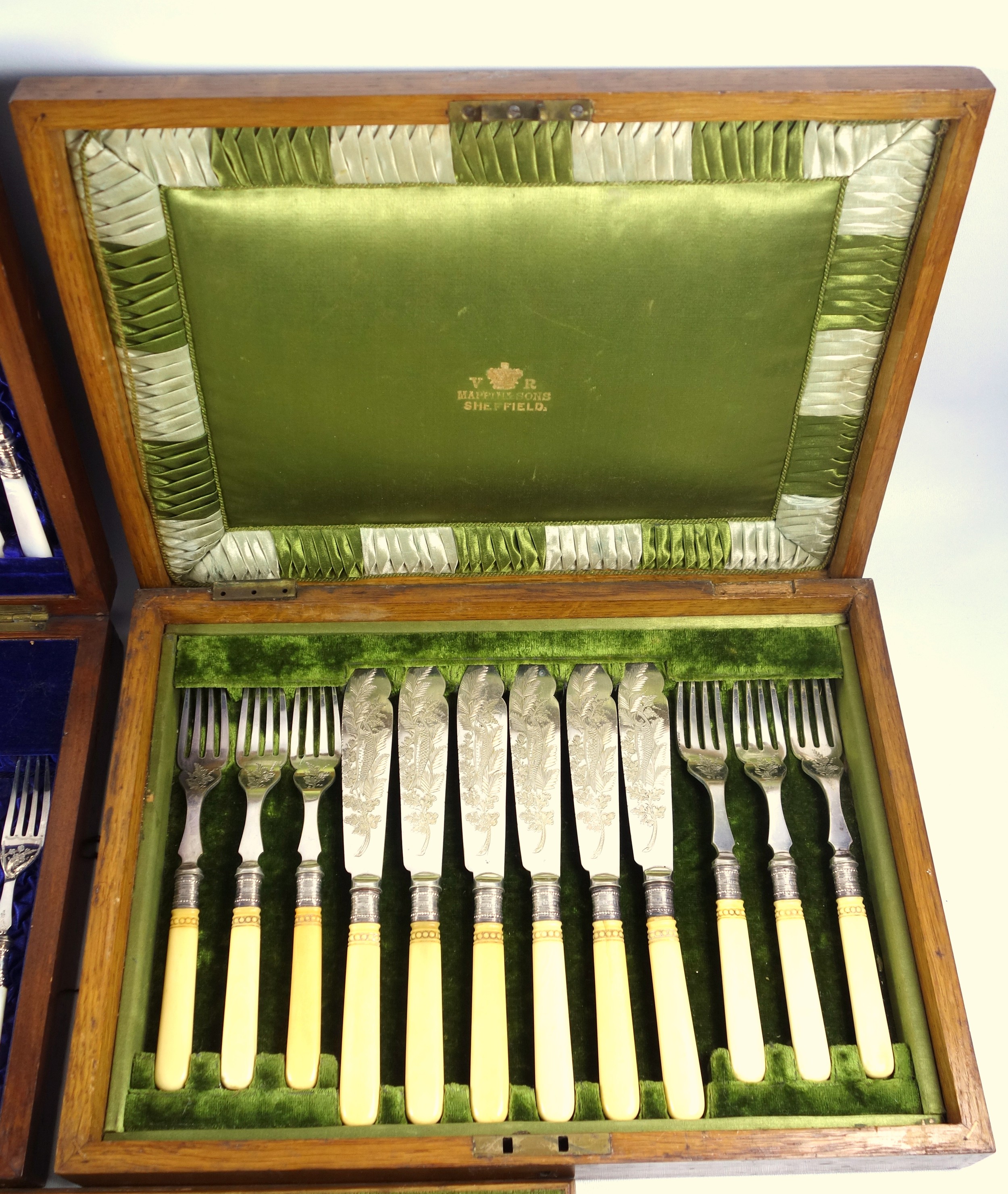 Set of 12 Victorian silver plated fruit knives and 12 forks, each with a mother-of-pearl handle, - Bild 3 aus 5