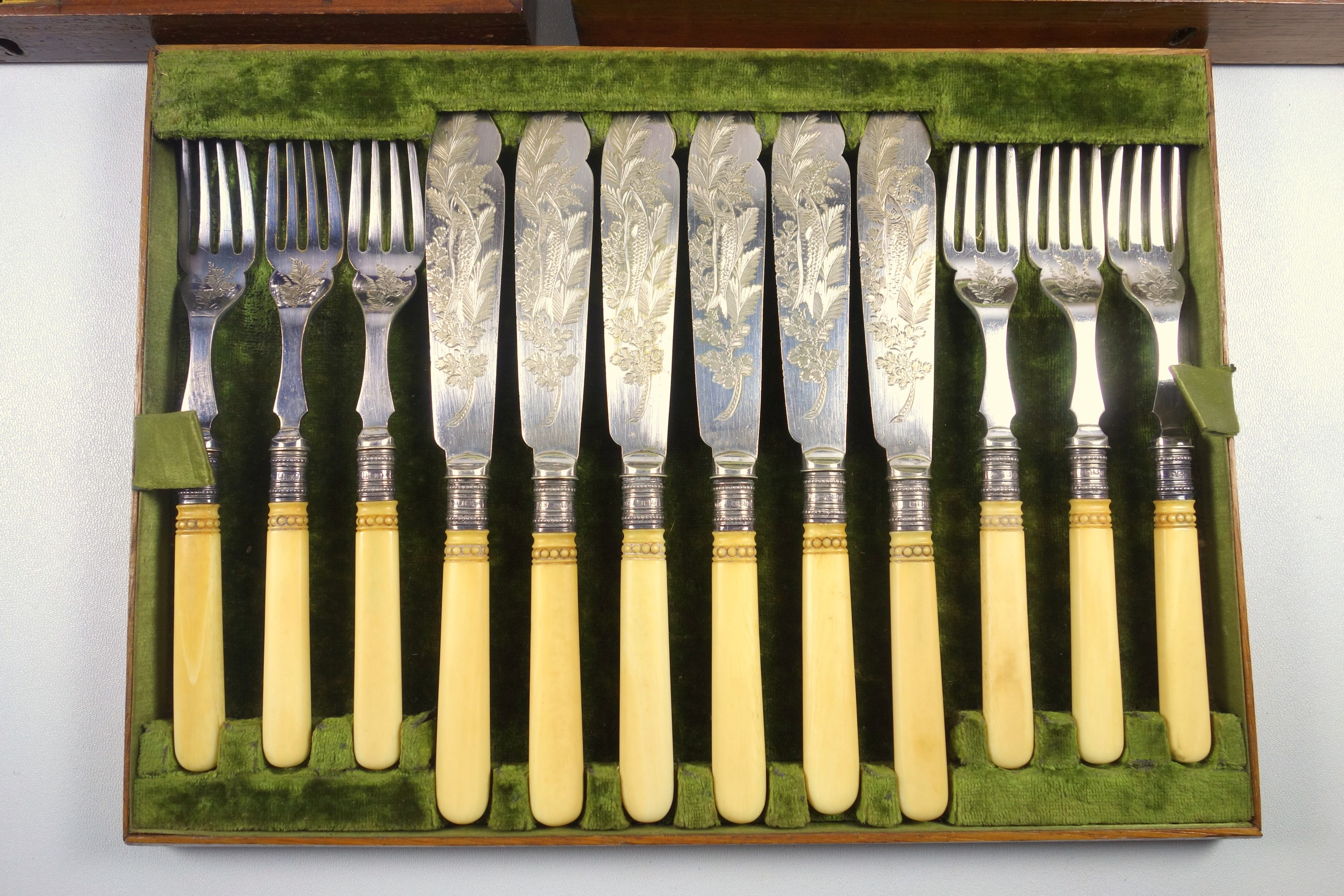 Set of 12 Victorian silver plated fruit knives and 12 forks, each with a mother-of-pearl handle, - Bild 2 aus 5