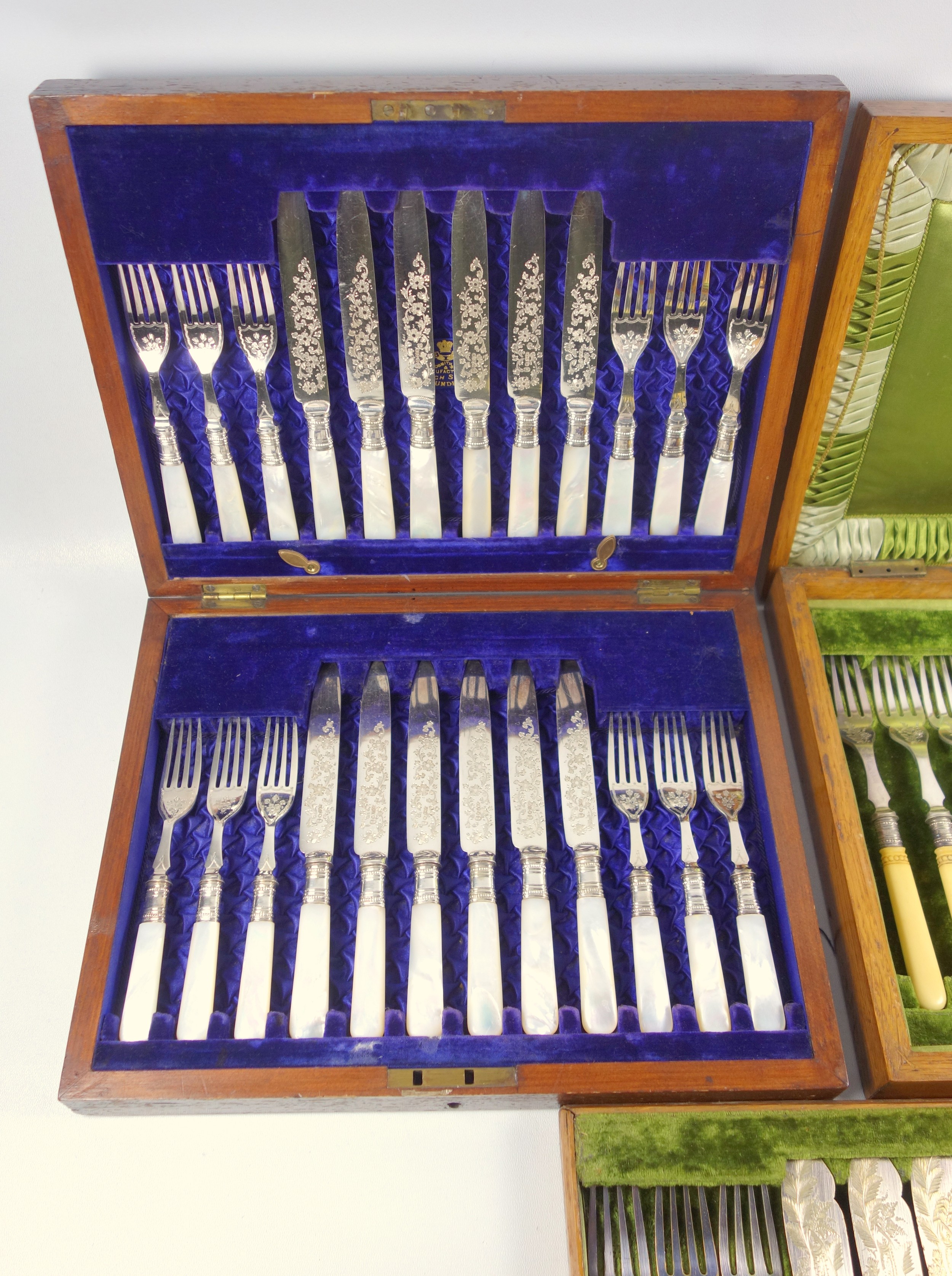 Set of 12 Victorian silver plated fruit knives and 12 forks, each with a mother-of-pearl handle, - Bild 4 aus 5