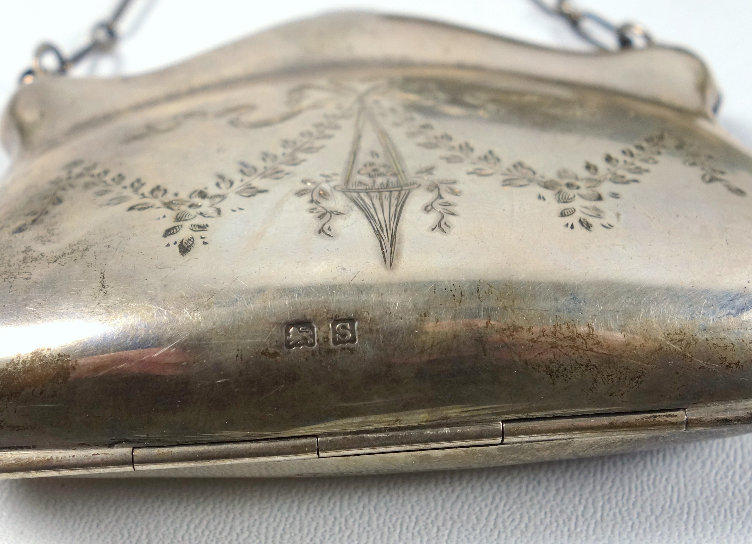 George V silver purse with engraved floral and ribbon decoration, by J Gloster Ltd, Birmingham 1917, - Bild 3 aus 3