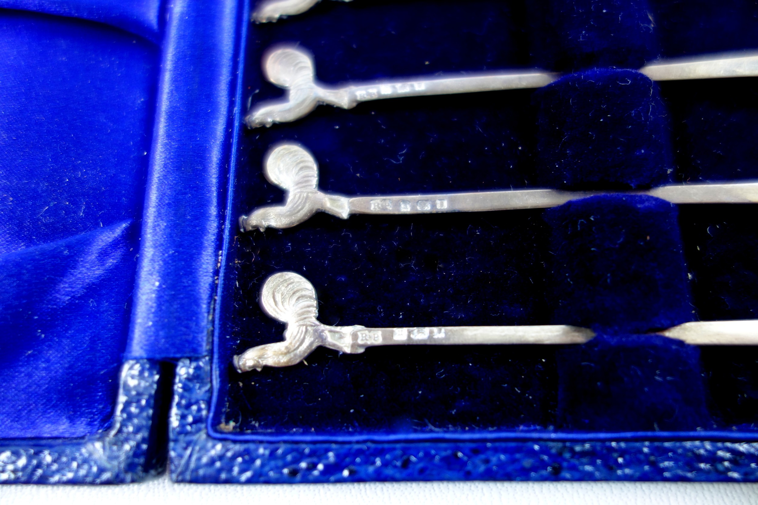 Set of 6 George V silver gilt cocktail sticks, each with a cock finial, by R.P., London 1935, 14. - Bild 2 aus 3