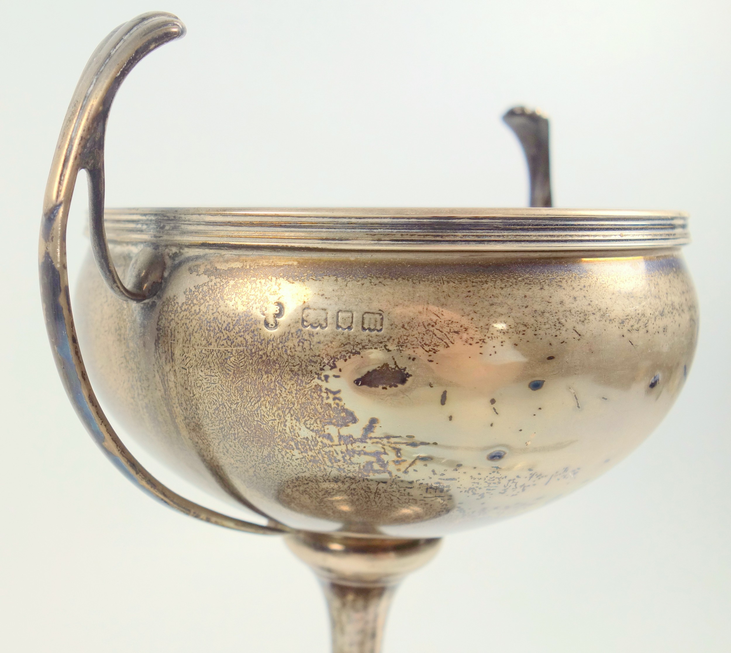 Golfing interest: George V silver 2-handled cup with inscription “Guildford & District Golfing - Bild 2 aus 2