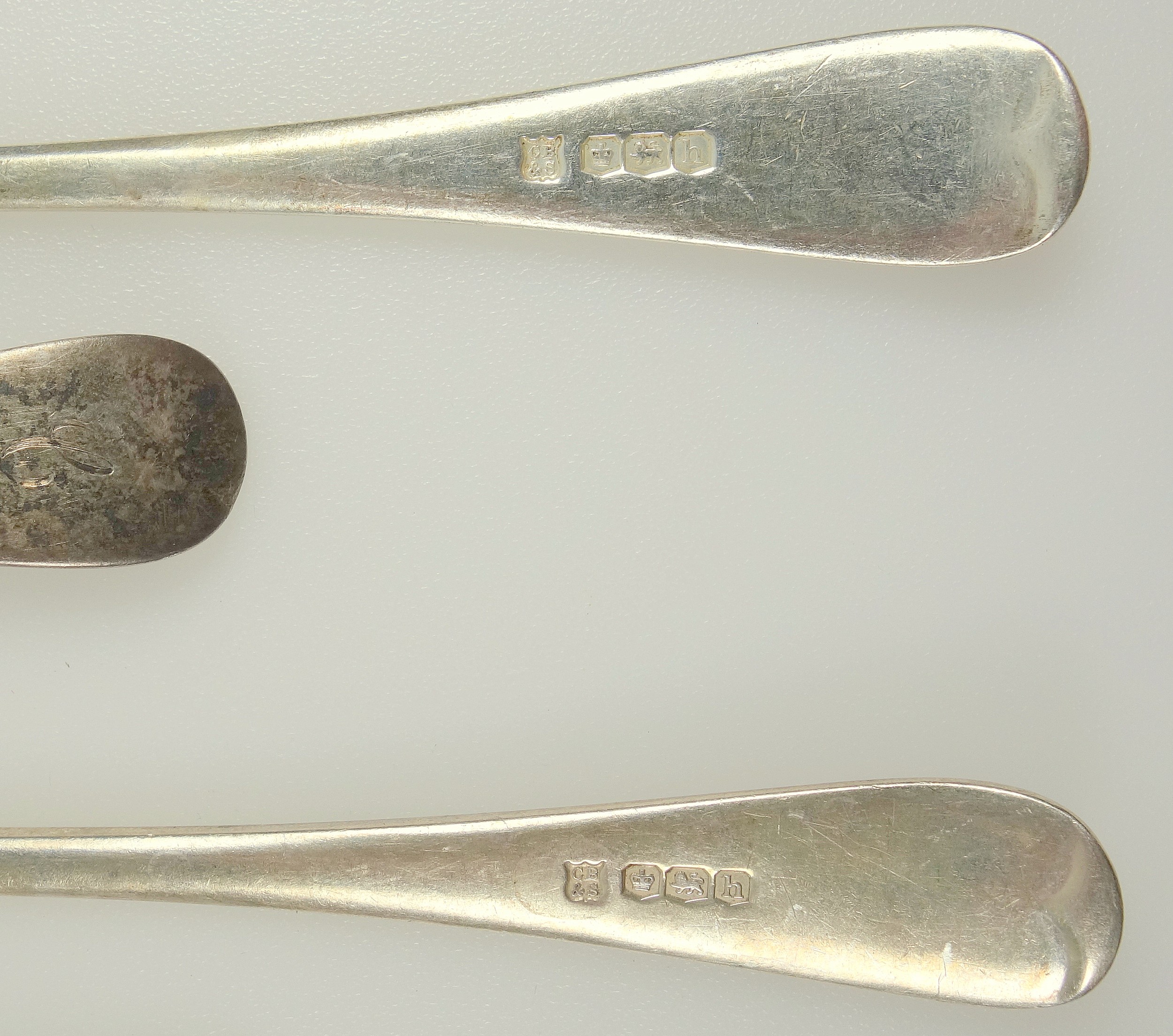 Set of 6 silver Old English pattern grapefruit spoons, each initialled 'C', by CB&S, Sheffield 1925, - Bild 2 aus 3