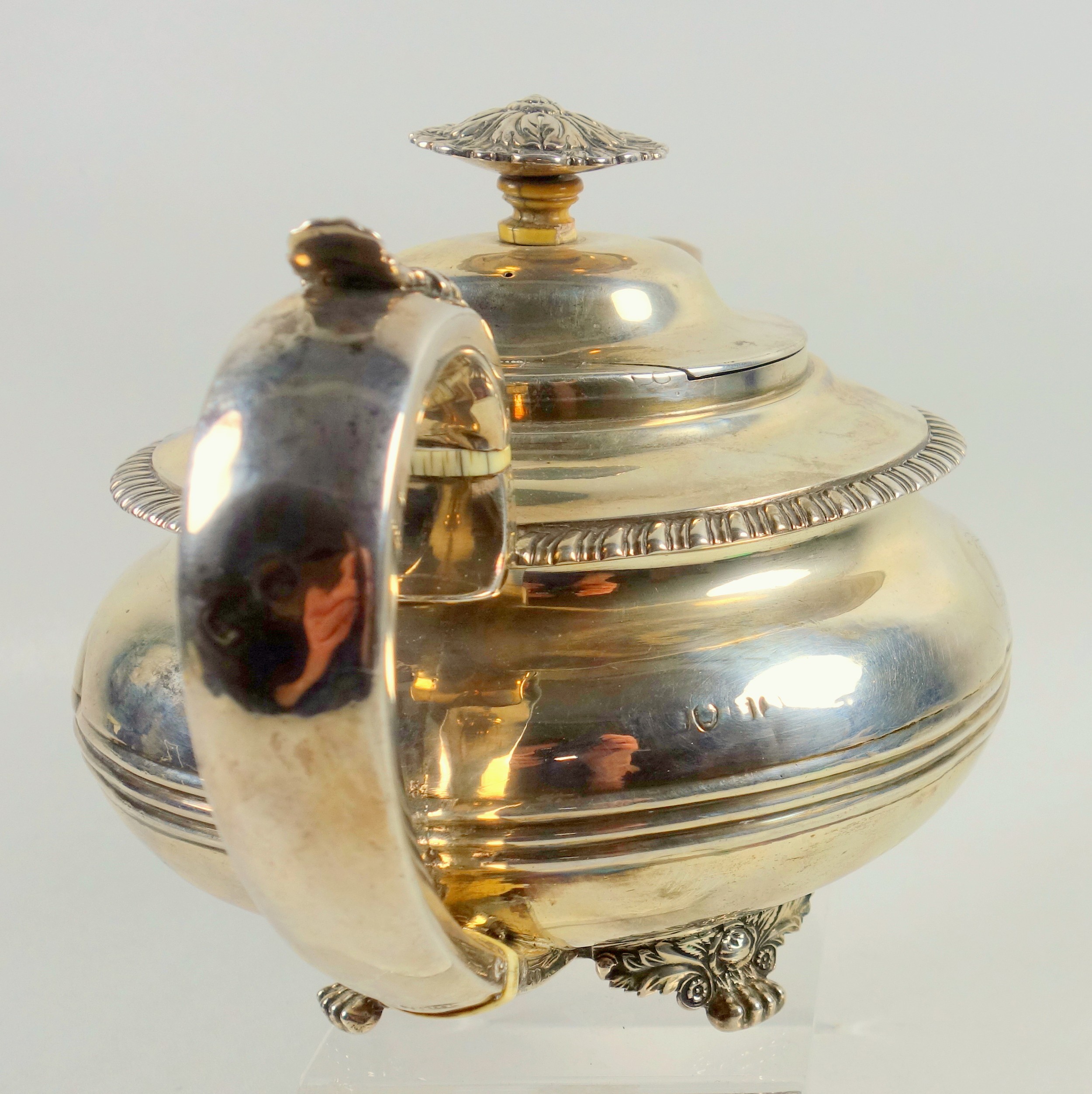George IV silver teapot of compressed circular form, with a gadrooned rim and gauntlet crest, - Bild 4 aus 4