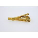 Chinese yellow metal tie clip with bark effect decoration, stamped 14K, L 3.8cm, gross 4.6grs, cased