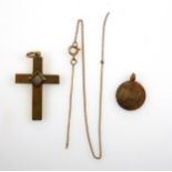 Yellow metal chain (a/f) and an inscribed pendant, marked "585", and an Italian memorial cross,