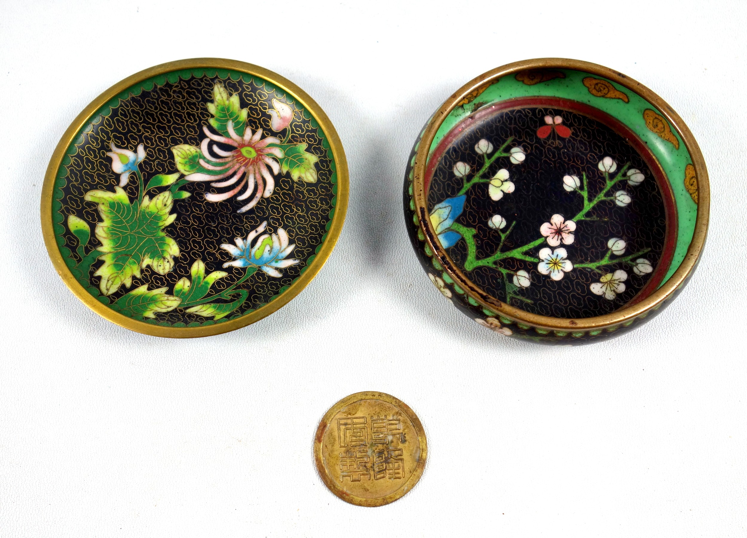 A collection of cloisonne wares to include a swivel ashtray atop a pot 9.5cm, another ashtray 9cm, a - Image 6 of 7