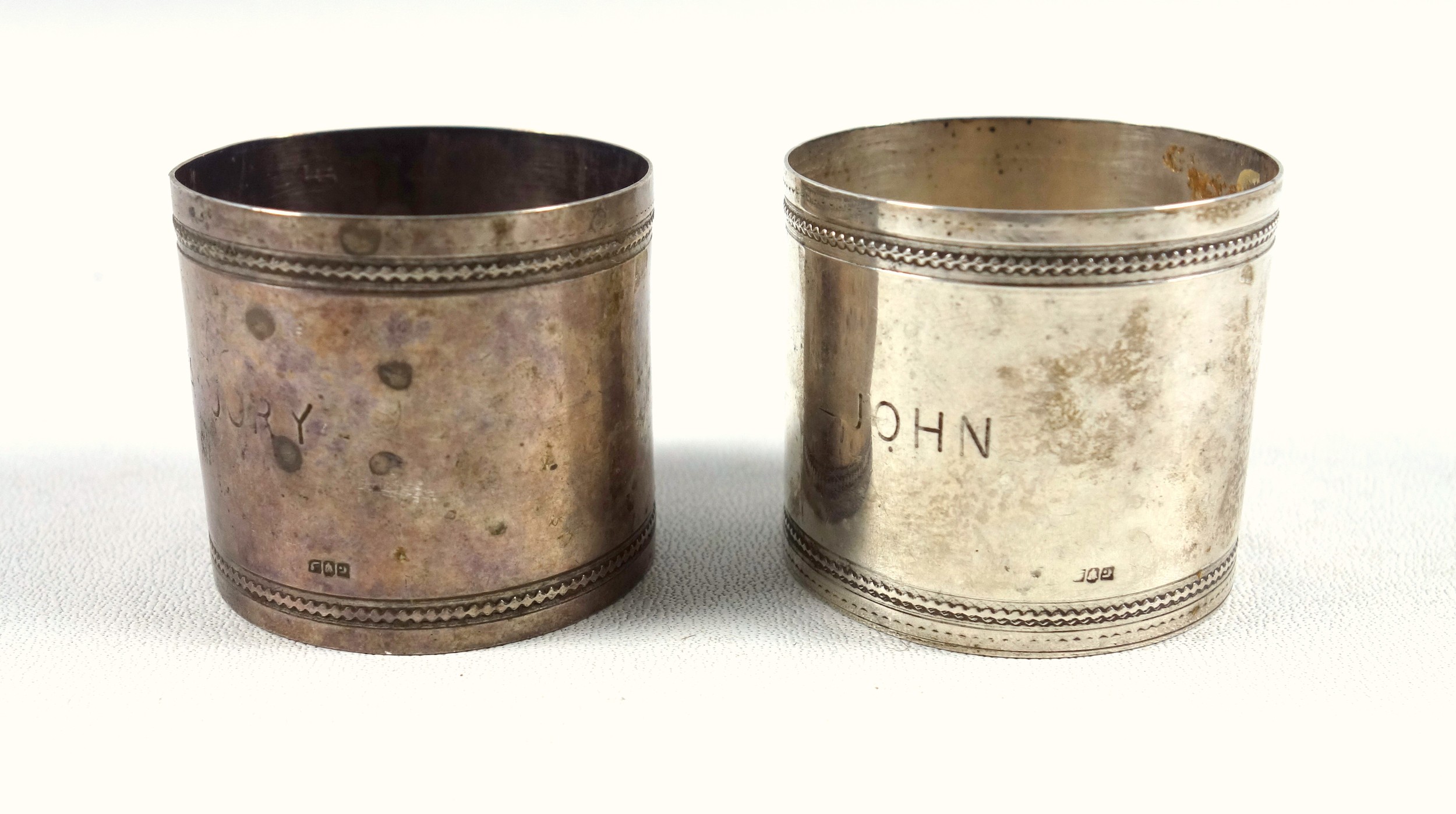 3 small Egyptian white metal dishes, one with base stamped, and 2 napkin rings, stamped. 175grs. - Image 4 of 5