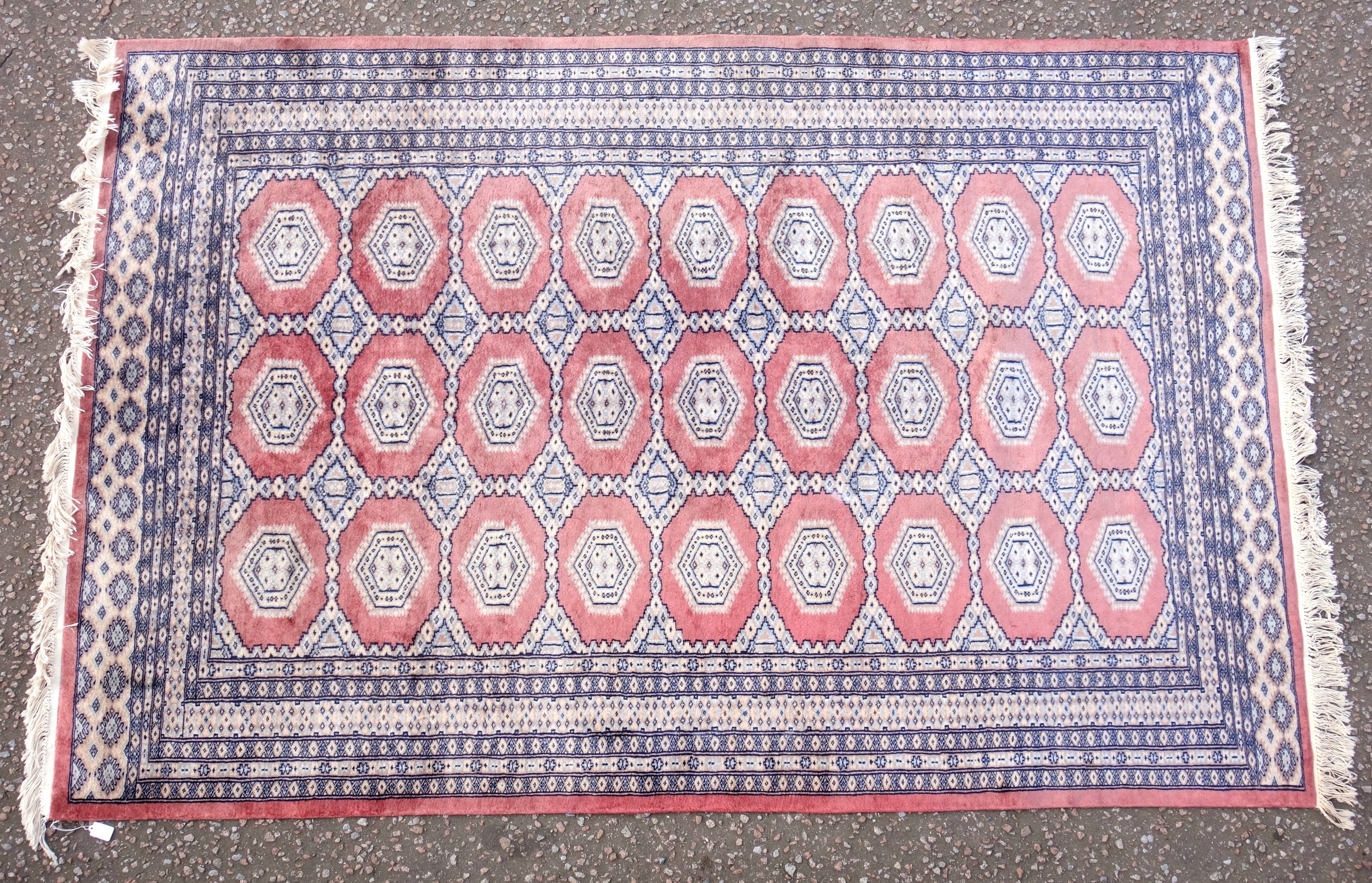 Persian Bokhara pattern pink field rug with 3 rows of hexagons, and stylised floral decoration, - Bild 4 aus 5
