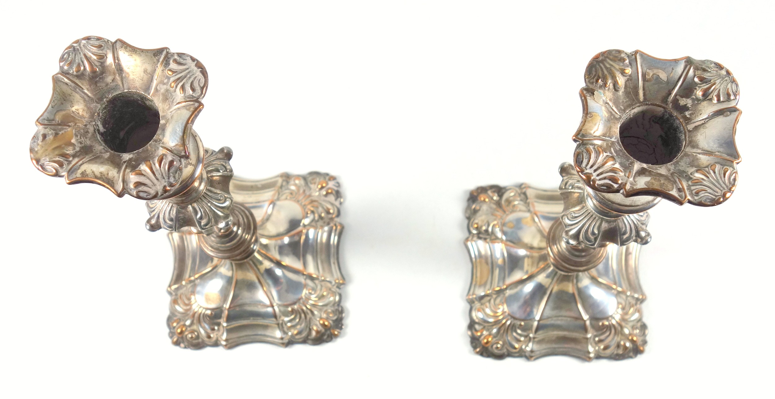 Pair of mid 18th century Old Sheffield plated candlesticks, each with embossed floral decoration, - Bild 3 aus 4