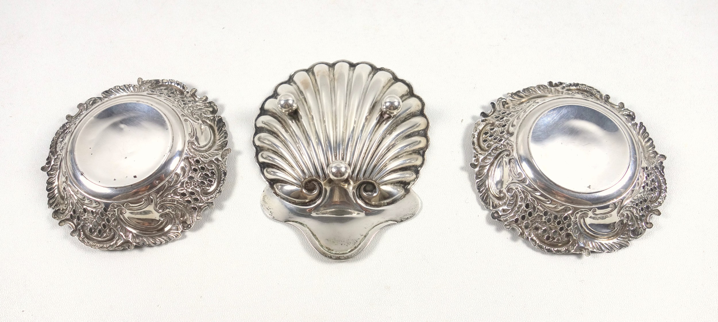 Pair of silver sweetmeat dishes with pierced and embossed scroll decoration, by John Gloster, - Image 3 of 6