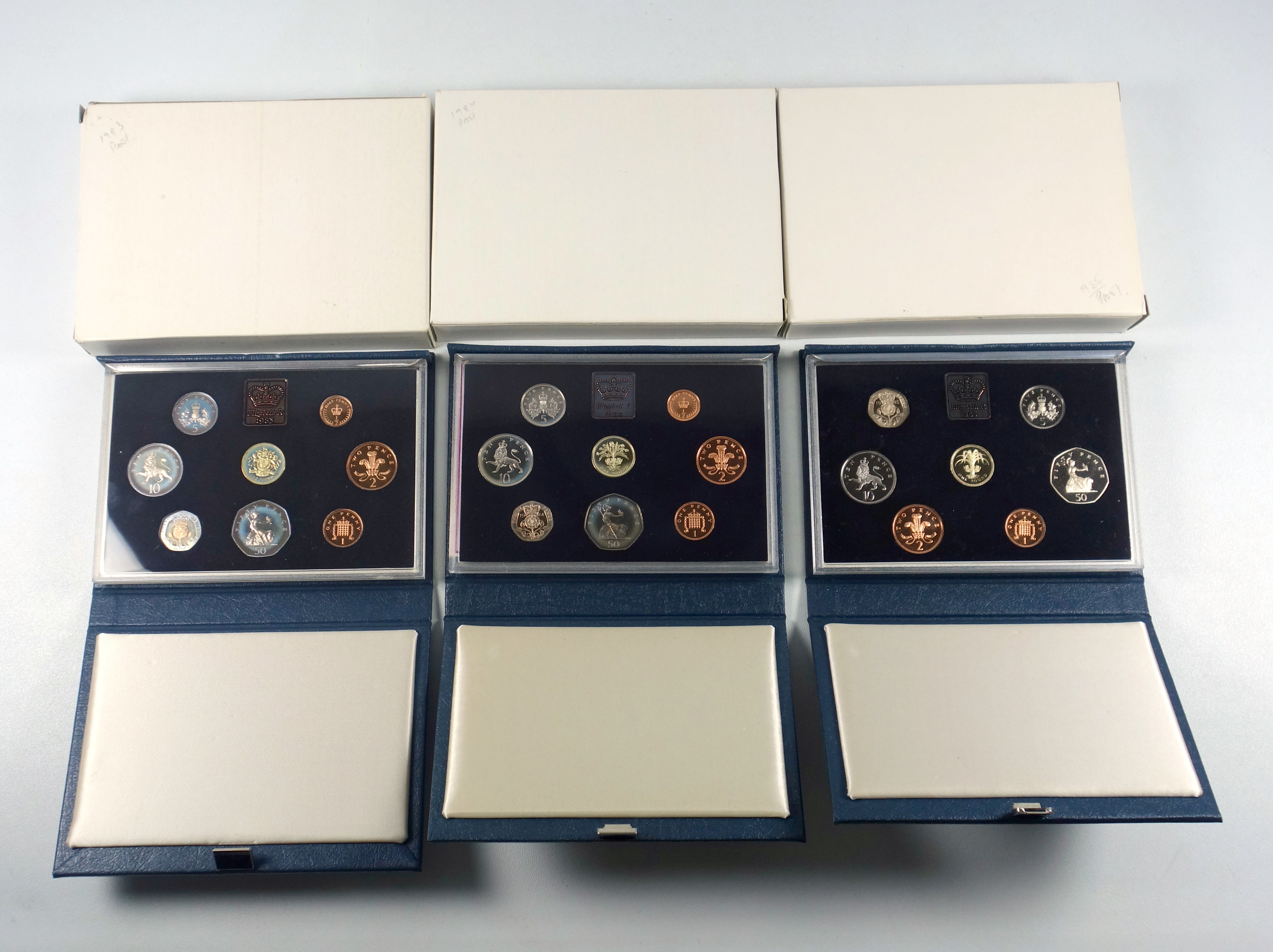 Elizabeth II Proof sets of coins, 1983-85 and from 1986-91, with C of As, in de luxe cases, - Bild 3 aus 3