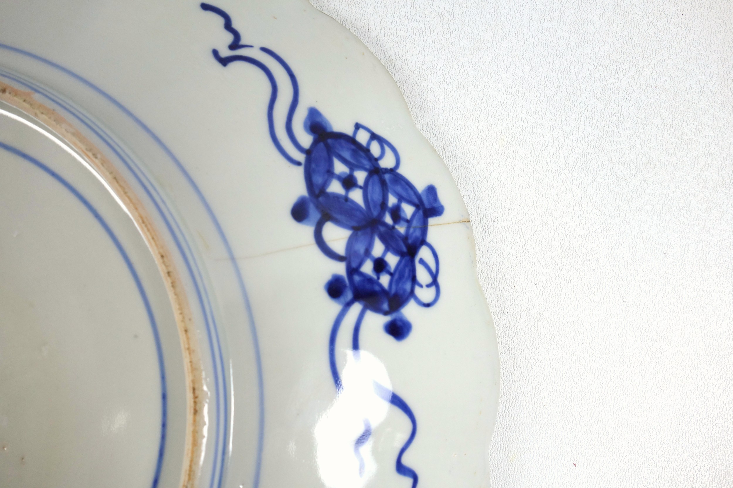 Late 19th Century Japanese porcelain fluted saucerdish with painted blue and red Imari floral - Image 3 of 3