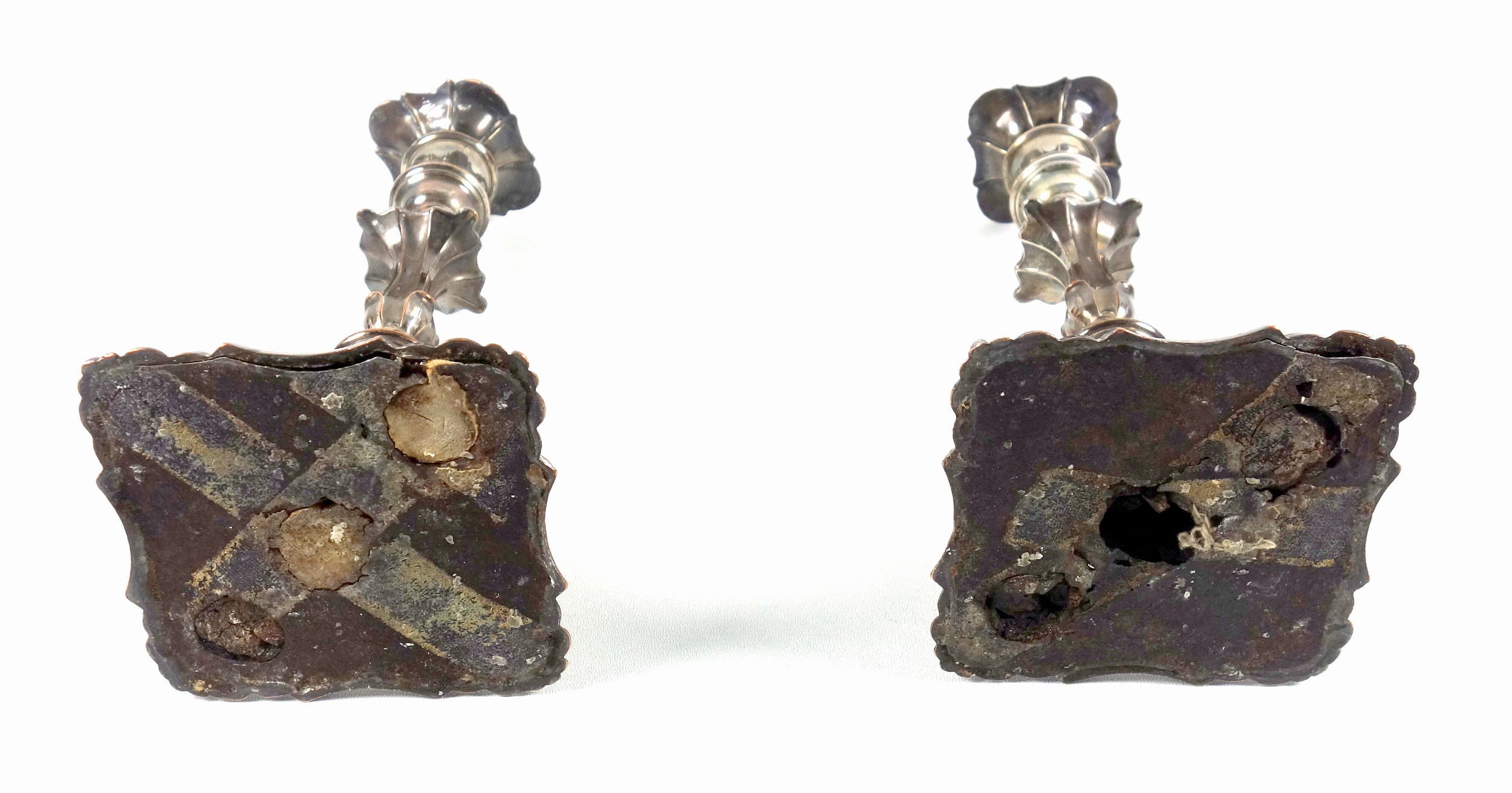 Pair of mid 18th century Old Sheffield plated candlesticks, each with embossed floral decoration, - Bild 4 aus 4
